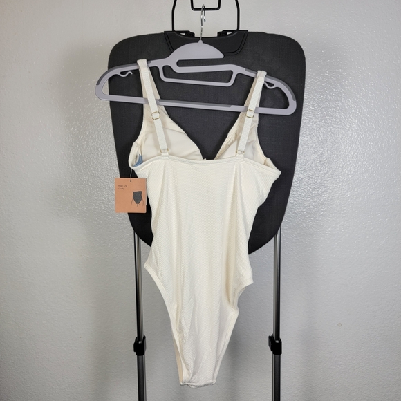 Shade & Shore Cream Twist Cut Out Cheeky One Piece Swimsuit Size S (4-6) - Picture 2 of 6